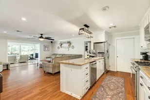 302 E Bronco Bend St, Angleton, TX 77515 - Photo 18
