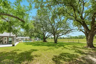 302 E Bronco Bend St, Angleton, TX 77515 - Photo 34