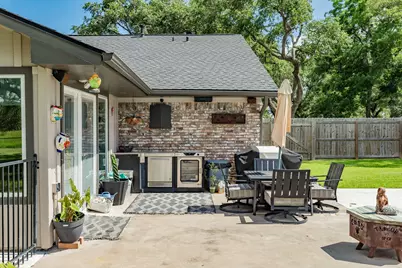 302 E Bronco Bend Street, Angleton, TX 77515 - Photo 8