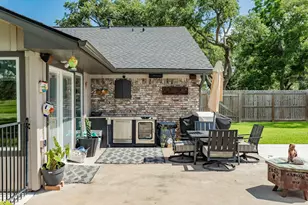 302 E Bronco Bend St, Angleton, TX 77515 - Photo 8