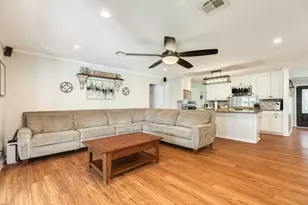 302 E Bronco Bend St, Angleton, TX 77515 - Photo 16