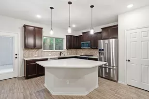 8663 Cedardale Park Dr, Houston, TX 77063 - Photo 4