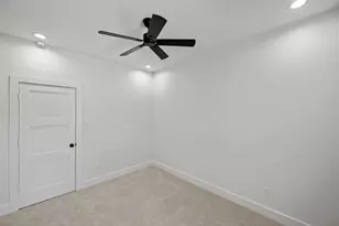 8421 Venus St, Houston, TX 77088 - Photo 20