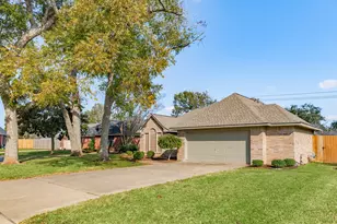 117 Jamestown Ave, Clute, TX 77531 - Photo 6