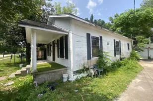 911 7th St, Orange, TX 77630 - Photo 2