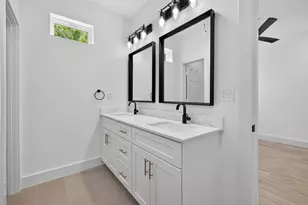 5027 Willow Glen Dr, Houston, TX 77033 - Photo 6