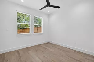 5027 Willow Glen Dr, Houston, TX 77033 - Photo 14