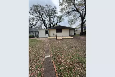 506 Gardenia Street, Lake Jackson, TX 77566 - Photo 2