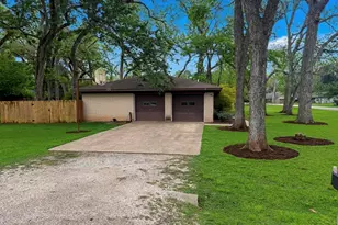 213 Van Winkle St, Lake Jackson, TX 77566 - Photo 2