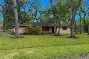 213 Van Winkle St, Lake Jackson, TX 77566 - Photo 4