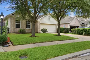 1631 Crescent Shores Ln, Pasadena, TX 77586 - Photo 4