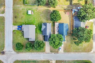 1610 7th St, Hempstead, TX 77445 - Photo 2