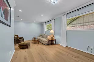 10127 Hazelhurst Dr, Houston, TX 77043 - Photo 20