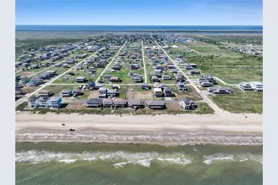 852 S Selwyn, Crystal Beach, TX 77650 - Photo 4