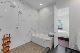 5854 E Post Oak Ln, Houston, TX 77055 - Photo 18