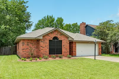 112 Papaya Street, Lake Jackson, TX 77566 - Photo 2