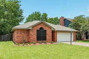 112 Papaya St, Lake Jackson, TX 77566 - Photo 2