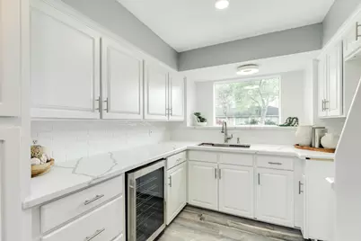 300 N Shanks Street, Clute, TX 77531 - Photo 2