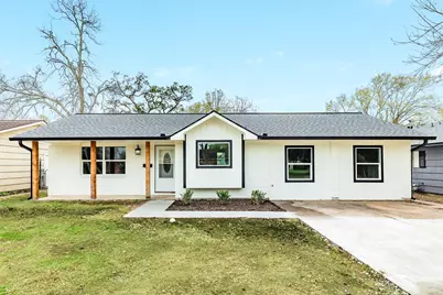 300 N Shanks Street, Clute, TX 77531 - Photo 1