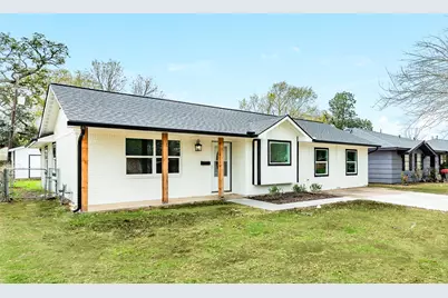 300 N Shanks Street, Clute, TX 77531 - Photo 4