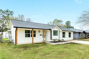 300 N Shanks St, Clute, TX 77531 - Photo 4