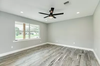 300 N Shanks Street, Clute, TX 77531 - Photo 10