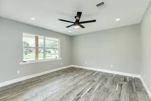 300 N Shanks St, Clute, TX 77531 - Photo 10