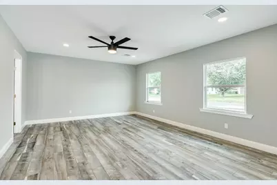 300 N Shanks Street, Clute, TX 77531 - Photo 18