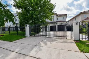 3213 McCulloch Cir, Houston, TX 77056 - Photo 2