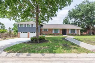 606 Scenic Dr, Baytown, TX 77521 - Photo 1