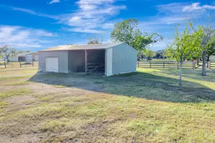 293 Co Rd 406, Edna, TX 77957 - Photo 40