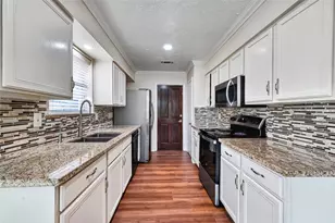 13907 Old Village Ln, Sugar Land, TX 77498 - Photo 8
