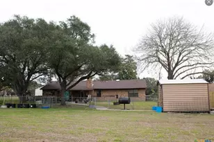 904 Carroll Dr, Yoakum, TX 77995 - Photo 4