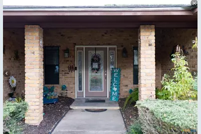 904 Carroll Dr, Yoakum, TX 77995 - Photo 2