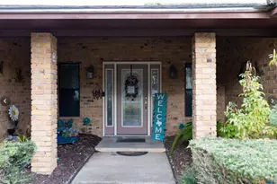 904 Carroll Dr, Yoakum, TX 77995 - Photo 2