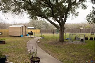 904 Carroll Dr, Yoakum, TX 77995 - Photo 2
