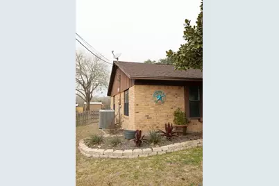 904 Carroll Dr, Yoakum, TX 77995 - Photo 4