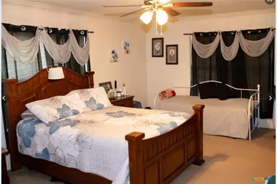 904 Carroll Dr, Yoakum, TX 77995 - Photo 12