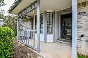 2018 Creek Valley Ln, Sugar Land, TX 77478 - Photo 4