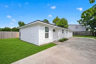 911 Bennington St, Houston, TX 77022 - Photo 2