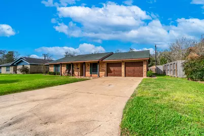 542 Sycamore Street, Lake Jackson, TX 77566 - Photo 2