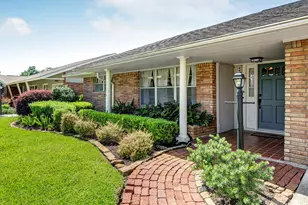 6215 Waltway Dr, Houston, TX 77008 - Photo 2