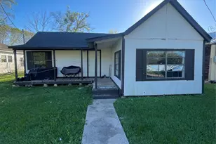 105 N Carver St, Edna, TX 77957 - Photo 1