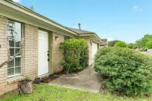 129 La Laja Dr, Angleton, TX 77515 - Photo 4