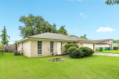 129 La Laja Drive, Angleton, TX 77515 - Photo 2