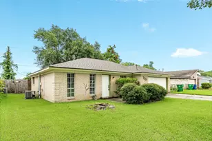 129 La Laja Dr, Angleton, TX 77515 - Photo 2