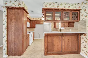 110 Buttercup St, Lake Jackson, TX 77566 - Photo 14