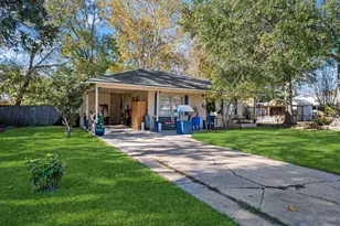 945 N Travis St, Liberty, TX 77575 - Photo 2