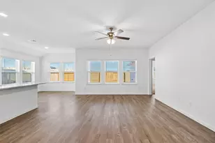 2118 Spring Hollow Dr Dr, Baytown, TX 77521 - Photo 4