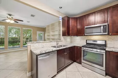 9 E Willowwood Court, The Woodlands, TX 77381 - Photo 4
